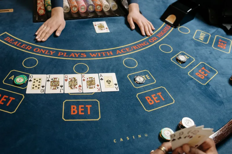 What Your Live Dealer Is Actually Telling You: A Science-Backed Guide for American Players on Southeast Asian Tables